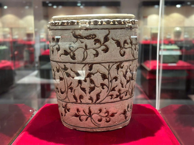 Jarre en céramique à glaçure brune en relief du XIIe - XIIIe siècles. Photo : hanoimoi.vn Jarre en céramique.jpg