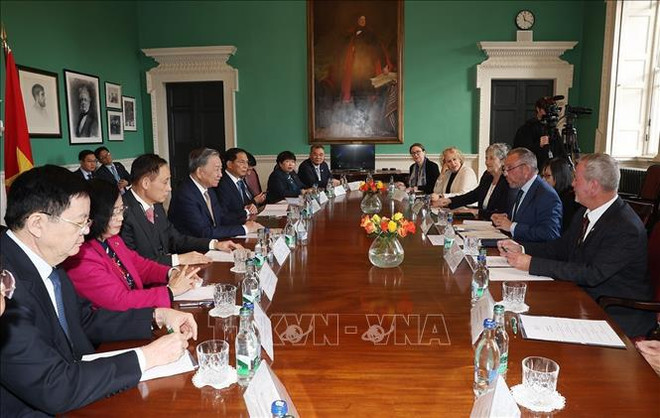 Lors de la rencontre entre le secrétaire général du Parti communiste du Vietnam et président vietnamien Tô Lâm et le président du Sénat irlandais Jerry Buttimer, à Dublin, le 3 octobre. Photo: VNA to lam jerry buttimer.jpg
