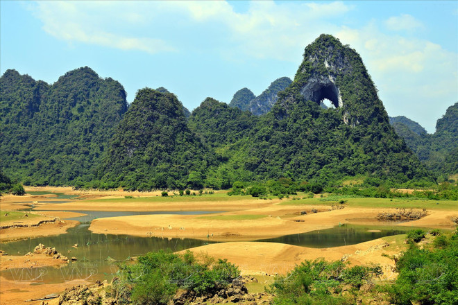 A la saison sèche, Mat Thân Nui offre un paysage romantique et paisible. Photo: VNP Mat Thân Nui saison sèche.jpg