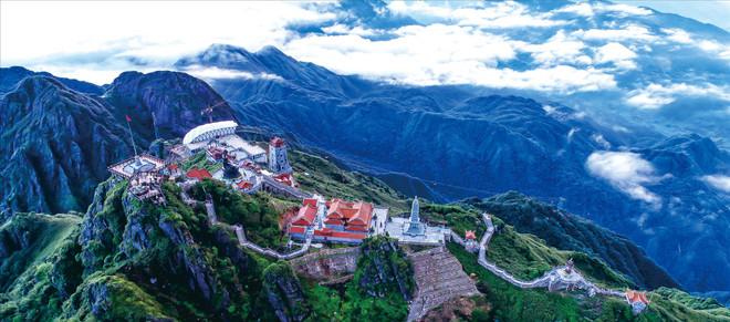 Le complexe spirituel au sommet du Fansipan. Photo : Sun World Fansipan Legend au sommet du Fansipan.jpg