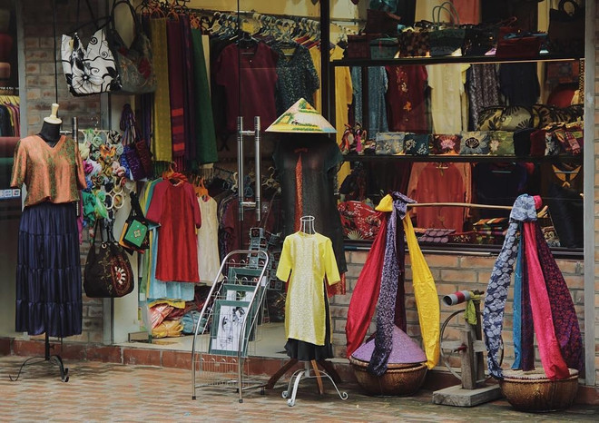 Village de la soie de Van Phuc. Photo: atypikvietnam Village de la soie de Van Phuc.jpg
