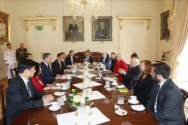 Lors de l’entretien entre le président irlandais Michael D. Higgins (à droite) et son épouse accueillent le secrétaire général et président vietnamien Tô Lâm. Photo : VNA entretien to lam.webp