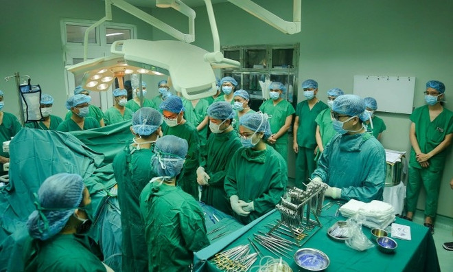 Les médecins effectuent une transplantation cœur-foie pour le patient. Photo: Fourni par l'hôpital. Photo: CPV greffe.jpg