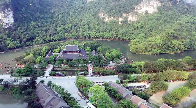 Une vision aérienne du complexe paysager de Tràng An. Photo : VNA trang an.jpg