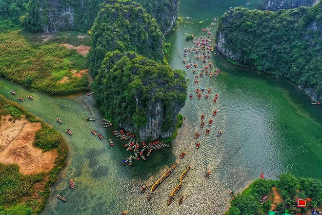 Tràng An est un spectaculaire paysage de pitons karstiques sillonné de vallées, pour certaines immergées, et encadré de falaises abruptes, presque verticales. Photo: Internet trang an Internet.jpg
