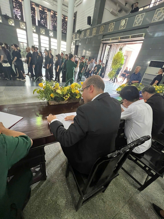 L’ambassadeur d’Algérie au Vietnam, Sofiane Chaib, signe le registre de condoléances en hommage de l’épouse de la professeure associée Dang Bich Hà, épouse du général Vo Nguyên Giap. Photo : ambassade d’Algérie au Vietnam Sofiane Chaib.jpg
