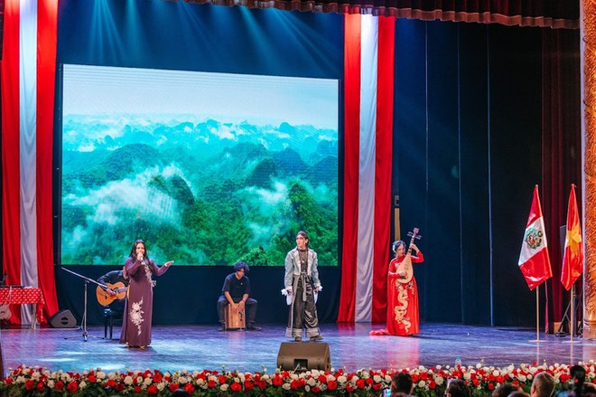 Lénine et d'autres artistes interprètent la chanson «Bonjour Vietnam» Photo : Ambassade du Pérou au Vietnam Hello Vietnam.jpg