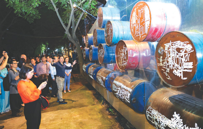 Les visiteurs se rendent visite au projet d'art public de Phuc Tân. Photo : VNA Phuc Tân.jpg