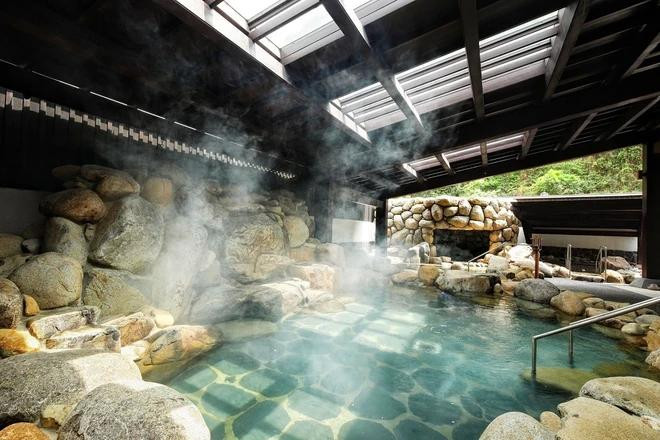 Yoko Onsen propose non seulement des bains minéraux chauds, mais aussi des soins de santé complets, des saunas au sel et au cèdre aux thérapies de massage japonaises les plus typiques. Photo : Sun Group onsen.webp