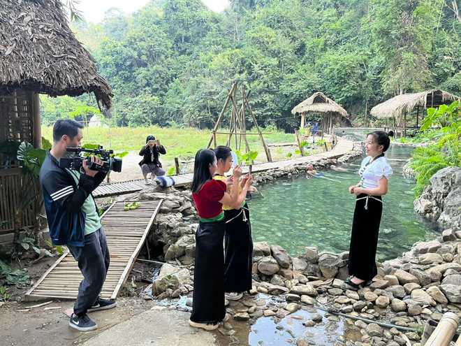 Des femmes de la commune de Chiêng Yên, district de Vân Hô, province de Son La (Nord), développent le modèle du tourisme communautaire dans le cadre d’un projet financé par l’OIF. Photo: CVN Chiêng Yên.jpg