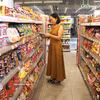 Une habitante de Hô Chi Minh-Ville fait ses achats dans un supermarché. Photo: VNA