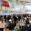 Des passagers à l'aéroport international de Nôi Bai, Hanoi. Photo: VNA