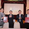 Le Collège FPT Polytechnic, l’Alliance pour le développement des ressources industrielles en semi-conducteurs du Vietnam et leurs partenaires japonais signent des protocoles d’accord (MOU). Photo: VietnamPlus