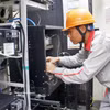 Des techniciens de Viettel Bắc Ninh inspectent les équipements au niveau d’une station BTS 5G située dans le quartier de Tân Tiên. Photo: VNA