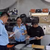 Des forces compétentes de Da Nang mènent des inspections dans des établissements commerciaux. Photo: VNA