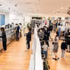 Des habitants font des achats dans un centre commercial. Photo: VNA