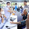 L'équipe médicale de de la province de Khanh Hoa assure des consultations médicales au profit des personnes âgées. Photo: VNA