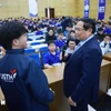 Le Premier ministre Pham Minh Chinh et les étudiants brillants. Photo: VNA