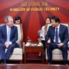 Le général Luong Tam Quang, membre du Bureau politique, ministre de la Sécurité publique (droite) et Daniel Rosen, directeur exécutif du groupe Rosen Partners (États-Unis). Photo: VNA