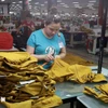 Production des blousons d'une entreprise privée. Photo: VNA