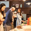 Les participants à la Semaine de promotion des produits vietnamiens au Royaume-Uni 2026 se renseignent sur les produits vietnamiens. Photo: VNA