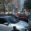 Des véhicules électriques stationnent pour la recharge dans une station de la capitale. Le développement des infrastructures de recharge, combiné à la transition vers la mobilité électrique, constitue un levier majeur de promotion des transports verts à Hanoï. Photo: VNA