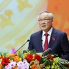 Nguyên Hoa Binh, membre du Bureau politique, secrétaire adjoint permanent du Comité du Parti du gouvernement et vice-Premier ministre permanent, présente un résumé du projet de rapport politique. Photo: VNA