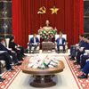 Le membre du Bureau politique et secrétaire du Comité du Parti de Hanoï, Tran Duc Thang, reçoit le 30 juillet à Hanoï, une délégation de Central Retail Vietnam conduite par son directeur général, Olivier Bernard R. Langlet. Photo: VNA