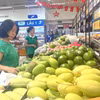 Des habitants font des achats dans un supermarché à Hô Chi Minh-Ville. Photo: VNA