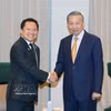 Le secrétaire général du Parti communiste du Vietnam (PCV) et président du Vietnam, To Lam (droite), et Thapana Sirivadhanabhakdi, président exécutif du groupe TCC et directeur général du groupe ThaiBev. Photo: VNA