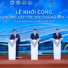 Le Premier ministre Lê Minh Hung et des délégués présents à la cérémonie de lancement des travaux de la ligne ferroviaire à grande vitesse reliant Hanoï à la province de Quang Ninh (Nord), première infrastructure de ce type à vocation interrégionale au Vietnam. Photo: VNA