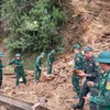 Des officiers et soldats du poste-frontière de Chieng On dégagent une route après un glissement de terrain. Photo : VNA