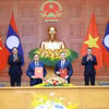Les deux ministres des Finances du Vietnam et du Laos procèdent, le 7 juin à Hanoi, à l’échange officiel de leur accord de coopération pour la période 2026-2030, en présence des Premiers ministres des deux pays. Photo: VNA