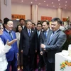 Le vice-Premier ministre Tran Hong Ha (2e à partir de la gauche) visite un stand vietnamien. Photo: VNA
