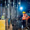 La mise en place réussie de la première cage d’armature du mur diaphragme de la station S3 de la ligne de métro n°5. Photo: VNA