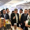 Des produits vietnamiens présentés aux délégués. Photo: VNA