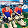 Au cours des six premiers mois de 2026, les exportations vietnamiennes de chaussures ont rapporté près de 12 milliards de dollars. Photo: VNA