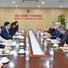 Le ministre vietnamien de l’Industrie et du Commerce Le Manh Hung travaille avec l’ambassadeur du Canada au Vietnam Jim Nickel. Photo: moit.gov.vn