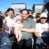 Le Premier ministre Pham Minh Chinh et des habitants. Photo: VNA