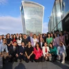 Les dirigeants, les membres de la VIFA UK et les invités. Photo: VNA 