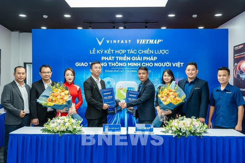 Signature d'un protocole d'accord stratégique en Vinfast et Vietnam afin de développer et intégrer des solutions de cartographie numérique et des services de transport intelligents dans les véhicules électriques VinFast. Photo: VNA