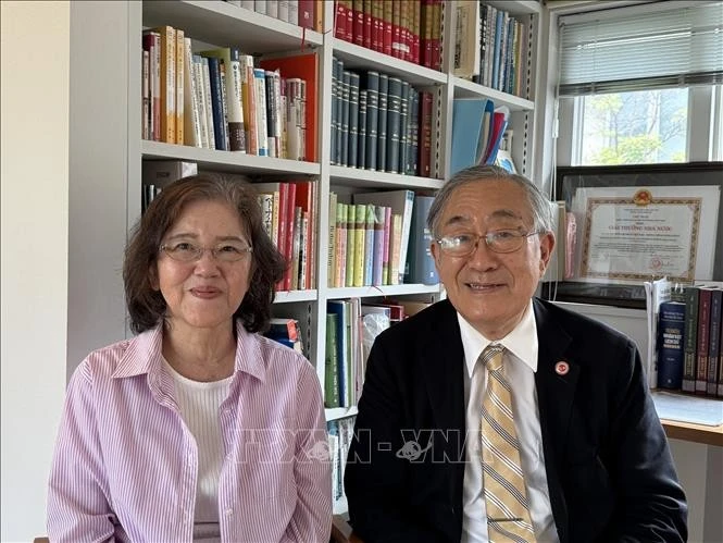 Le professeur Furuta Motoo, éminent historien japonais spécialisé dans les études vietnamiennes, et son épouse. Photo : VNA.