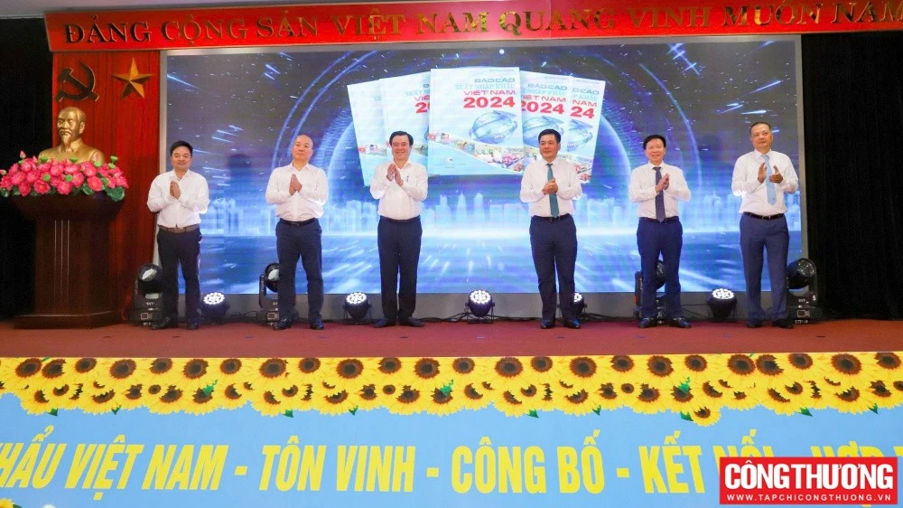 Lancement du Rapport sur les importations et les exportations du Vietnam 2024. Photo : tapchicongthuong.vn