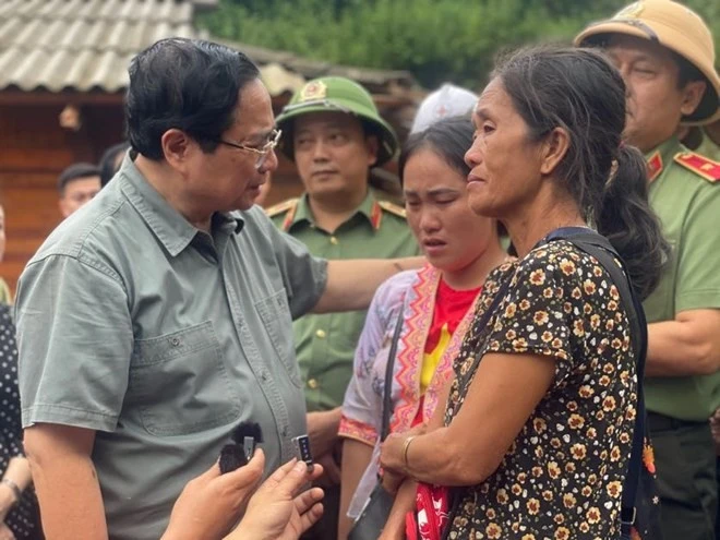 Le Premier ministre Pham Minh Chinh (gauche) et les sinistrées à Dien Bien. Photo : VNA.
