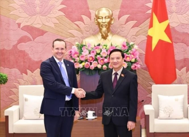 Le vice-président de l’Assemblée nationale (AN) du Vietnam, Nguyên Khac Dinh (droite), et Márcio Honaiser, président du Groupe parlementaire d’amitié Brésil – Vietnam, en visite de travail au Vietnam. Photo: VNA