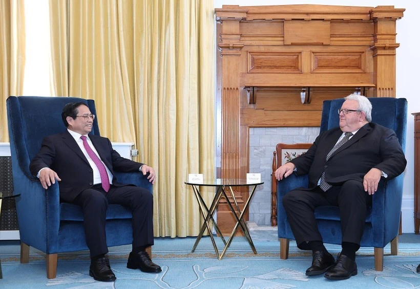 Le Premier ministre Pham Minh Chinh et le président de la Chambre des représentants de Nouvelle-Zélande, Gerry Brownlee. Photo: VNA. 