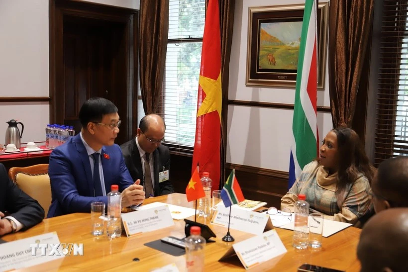 Le vice-président de l'Assemblée nationale (AN), Vu Hong Thanh, et le président du Conseil national des provinces, Refilwe Mtshweni-Tsipane. Photo : VNA 
