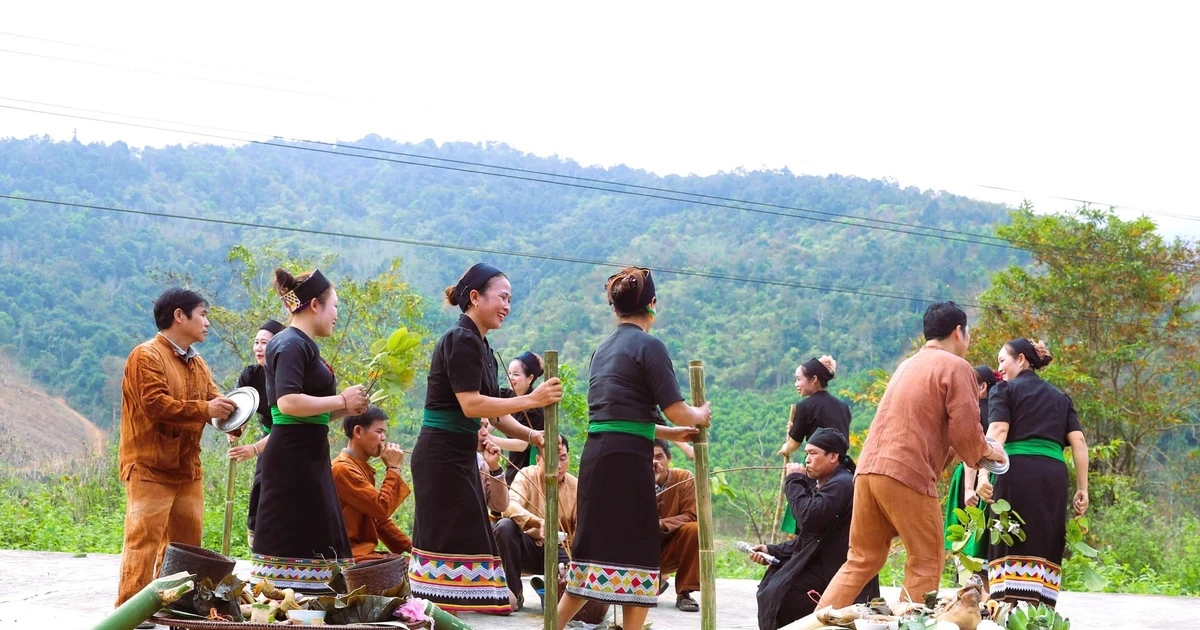 Une des activités dans la Fête d’accueil du premier coup de tonnerre de l’année de l'ethnie d'O Du dans la commune de Nga My, district de Tuong Duong, province de Nghệ An. Photo : VNA. 
