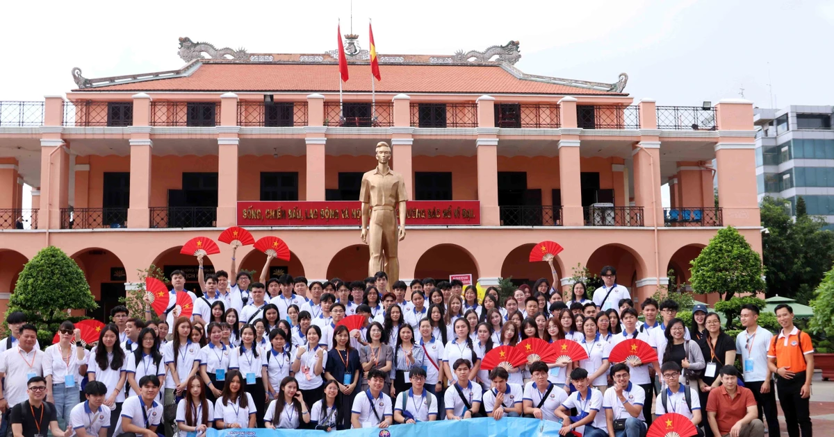 De jeunes Vietnamiens résidant à l’étranger devant au quai de Nha Rông, à Hô Chi Minh-Ville. Photo : VNA