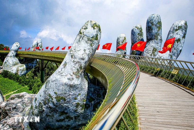 Le pont d'or, destination préférée des touristes nationaux et étrangers. Photo: VNA